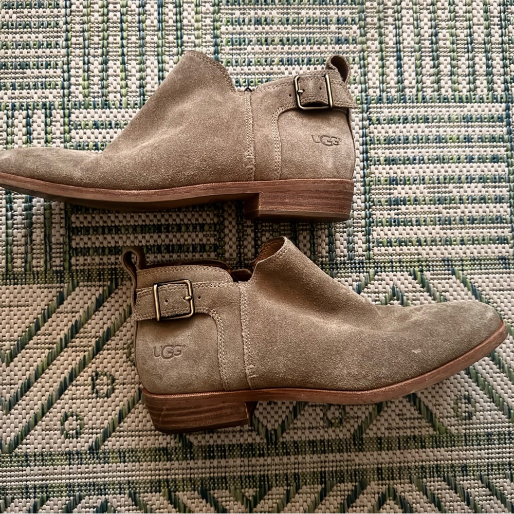 UGG Suede Booties 9 Light Brown Brass Buckles VGUC Fall Boho Style